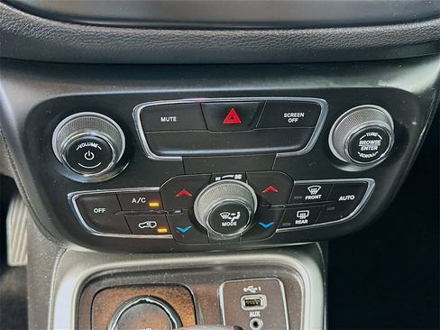 Used 2020 Jeep Compass Latitude image 16