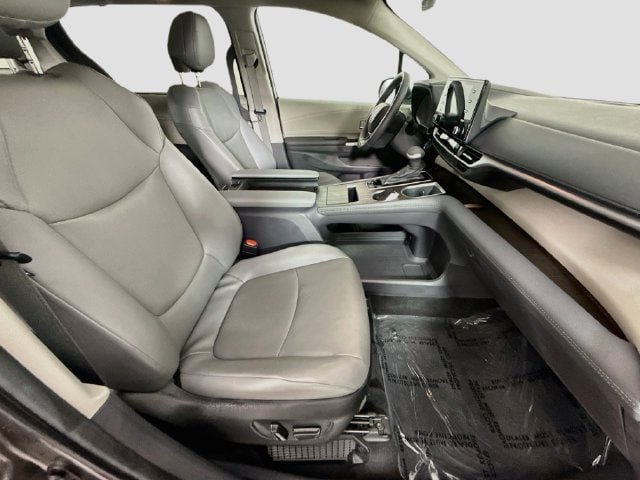 Certified 2024 Toyota Sienna XLE FWD image 31