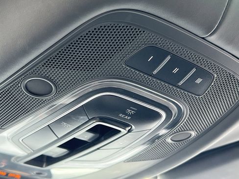 Used 2017 Bentley Bentayga image 33