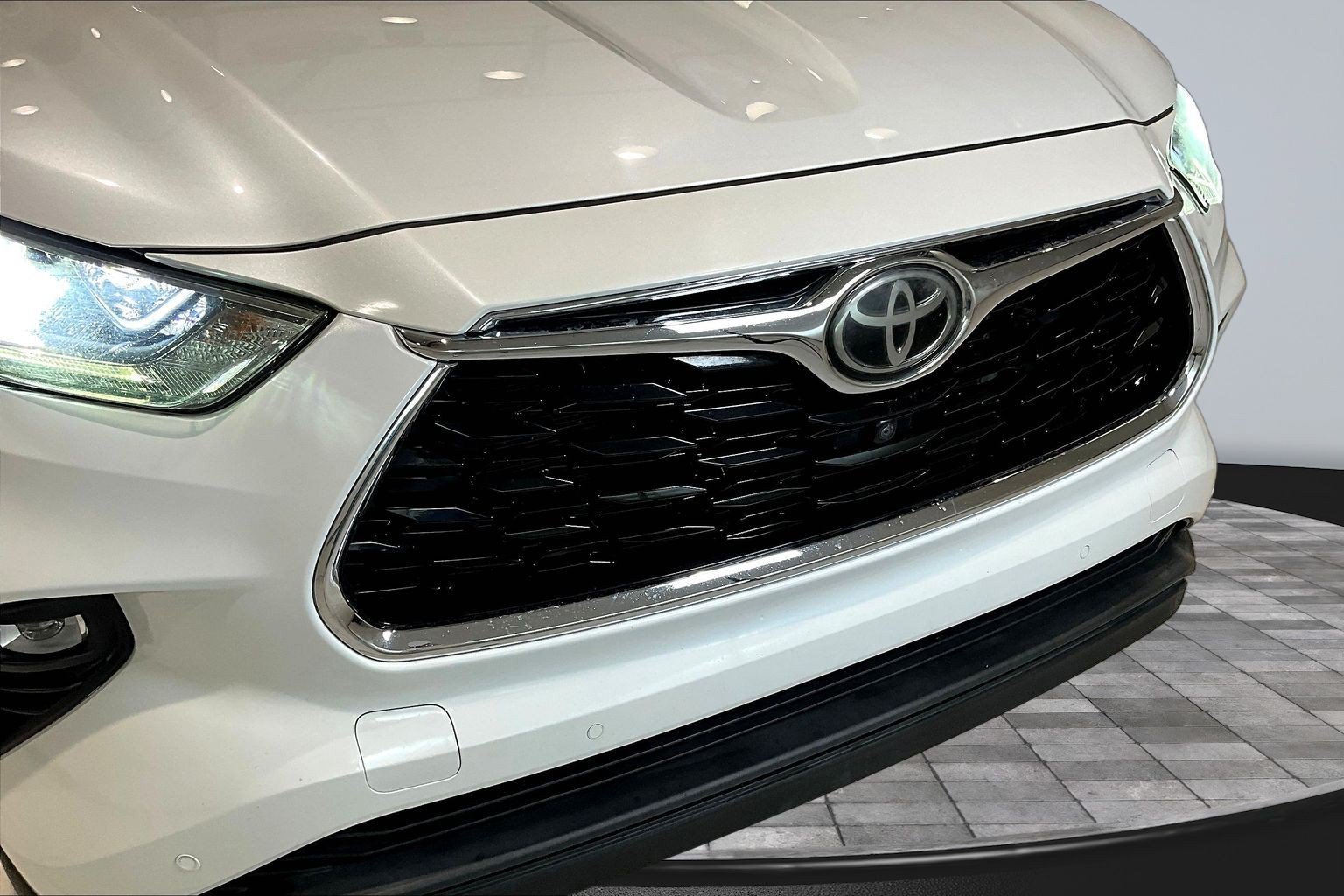 Used 2022 Toyota Highlander Limited FWD image 35