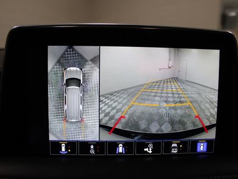 Used 2022 GMC Yukon SLT w/ SLT Premium Package image 5