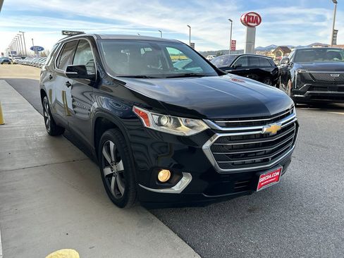 Used 2020 Chevrolet Traverse LT w/ LT Premium Package image 3