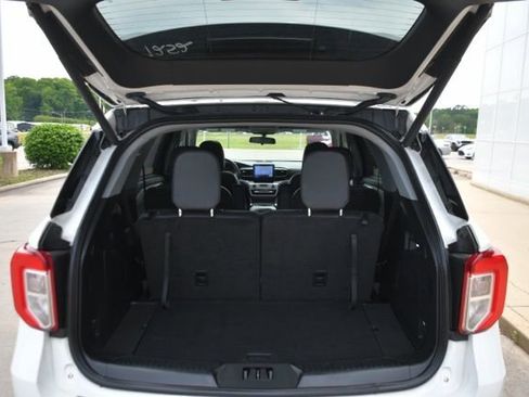 Used 2023 Ford Explorer XLT w/ Equipment Group 202A AWD/4WD image 9