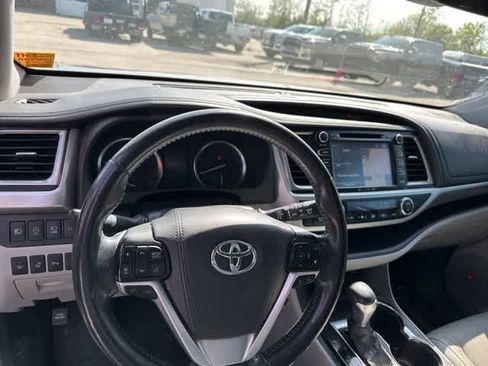 Used 2017 Toyota Highlander Limited Platinum image 6