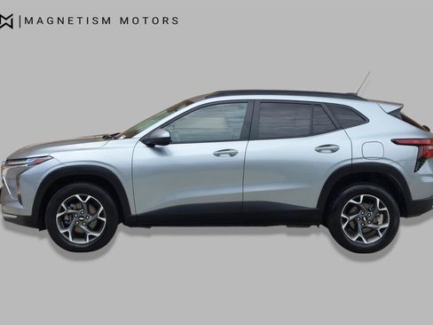 Used 2024 Chevrolet Trax LT FWD image 2