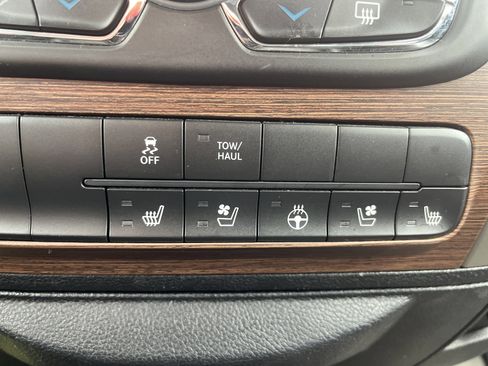 Used 2014 RAM 1500 Laramie RWD image 29