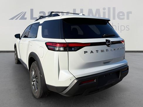 Certified 2025 Nissan Pathfinder SV image 3