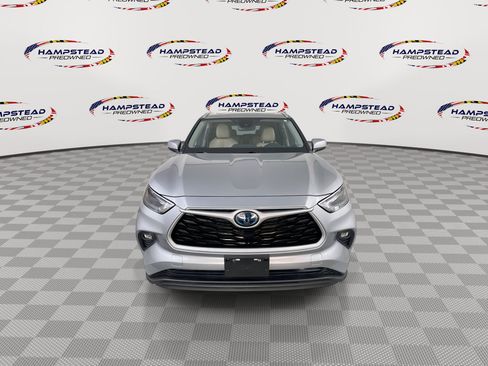 Used 2023 Toyota Highlander XLE AWD/4WD image 3