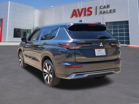 Used 2025 Mitsubishi Outlander SE FWD image 3