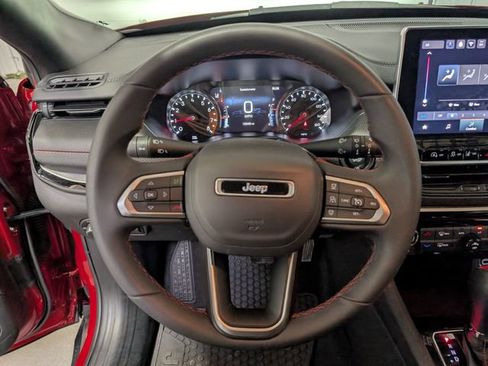Used 2025 Jeep Compass Trailhawk AWD/4WD image 16