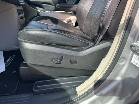 Used 2016 Chrysler Town & Country Touring-L image 9