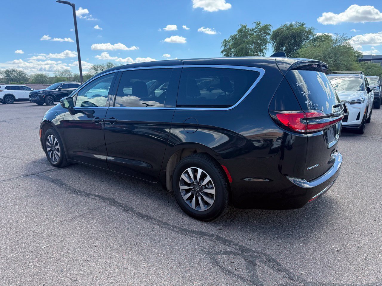 Used 2023 Chrysler Pacifica Touring-L FWD image 7
