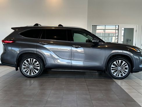 Certified 2021 Toyota Highlander Platinum AWD/4WD image 3
