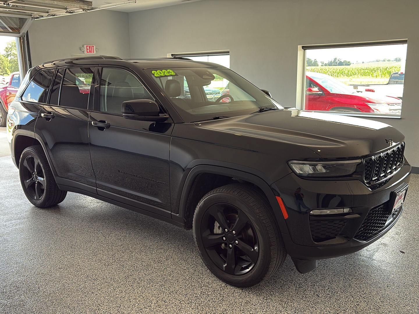 Used 2023 Jeep Grand Cherokee Limited w/ Black Appearance Package AWD/4WD image 5