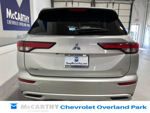 Used 2023 Mitsubishi Outlander SE Black Edition FWD image 6