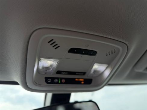 Used 2018 Chevrolet Traverse LT FWD image 21