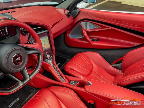 Used 2024 McLaren 750S Spider image 18