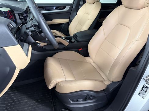 Certified 2026 Porsche Cayenne AWD/4WD image 5