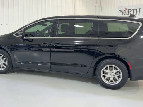 Used 2025 Chrysler Pacifica Select FWD image 7