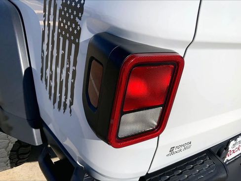 Used 2022 Jeep Gladiator Rubicon w/ Cold Weather Group image 27