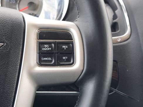 Used 2014 Chrysler Town & Country Touring FWD image 28