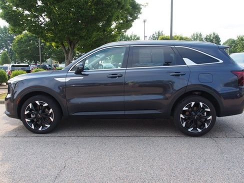 Used 2025 Kia Sorento EX w/ Panoramic Sunroof Package AWD/4WD image 4