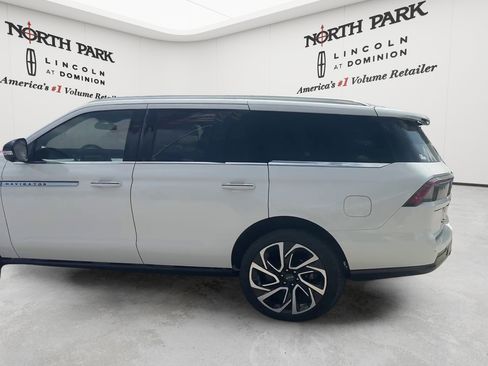 New 2026 Lincoln Navigator Reserve AWD/4WD image 7