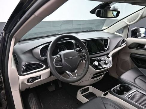 Used 2024 Chrysler Pacifica Touring-L FWD image 15