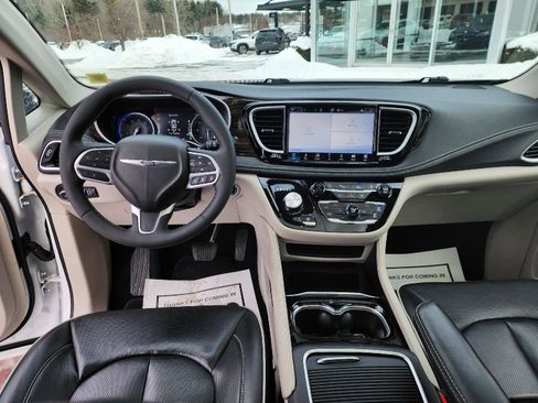 Used 2024 Chrysler Pacifica Limited image 12
