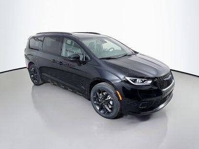 New 2026 Chrysler Pacifica Limited w/ S Appearance Package