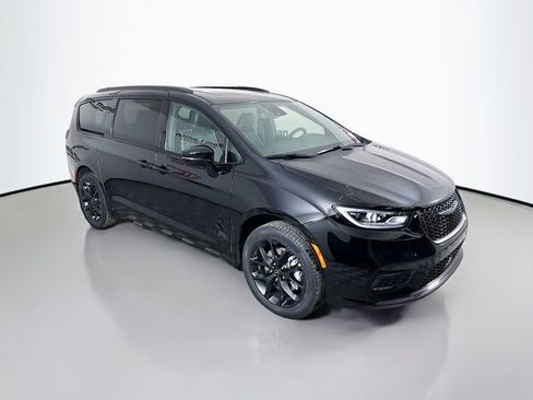 New 2026 Chrysler Pacifica Limited w/ S Appearance Package image 1