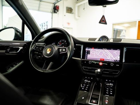 Used 2024 Porsche Macan image 40