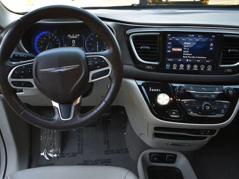 Used 2019 Chrysler Pacifica Touring-L FWD image 15