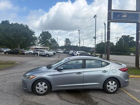 Used 2017 Hyundai Elantra SE FWD image 1