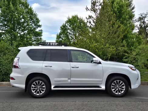 Used 2017 Lexus GX 460 Luxury w/ Preferred Accessory Package AWD/4WD image 8