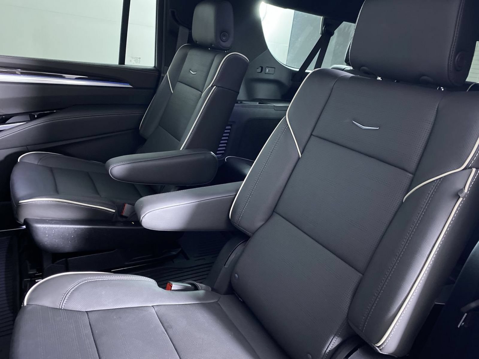 New 2026 Cadillac Escalade ESV Luxury w/ Touring Package AWD/4WD image 15