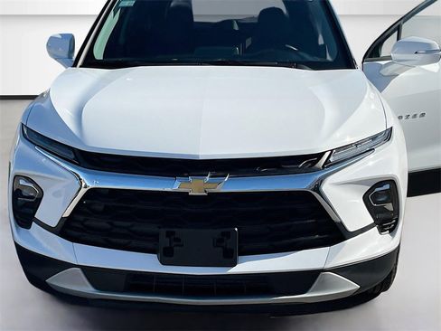 Used 2024 Chevrolet Blazer LT image 2