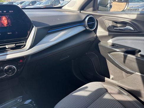 Used 2025 Chevrolet Trax LT image 34