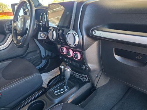 Used 2014 Jeep Wrangler Unlimited Sahara w/ Connectivity Group AWD/4WD image 25