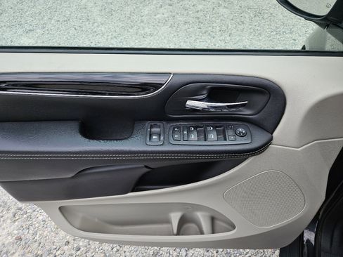 Used 2019 Dodge Grand Caravan SXT image 12