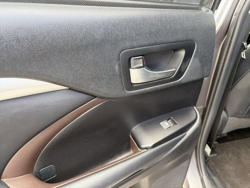 Used 2019 Toyota Highlander XLE FWD image 16