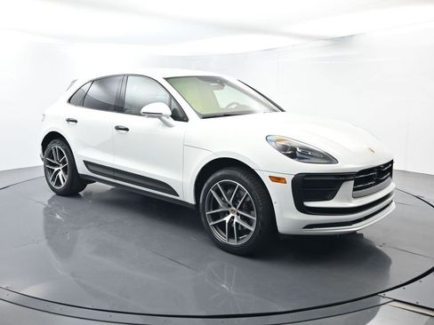 Certified 2024 Porsche Macan image 17
