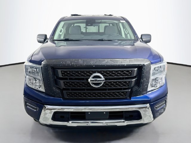 Used 2022 Nissan Titan SV RWD image 2