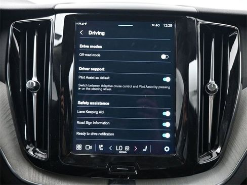 Used 2025 Volvo XC60 B5 Plus image 17