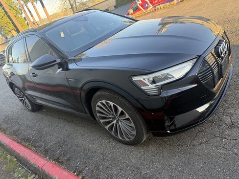 Used 2019 Audi e-tron Prestige w/ Prestige Package image 3