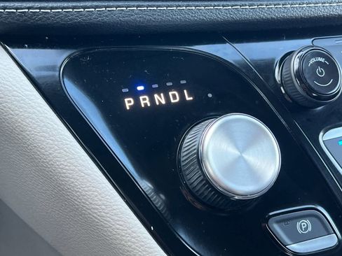 Used 2023 Chrysler Pacifica Touring-L image 23