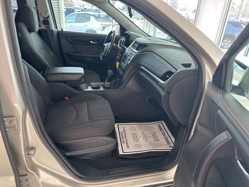Used 2017 Chevrolet Traverse LT w/ Style and Technology Package image 17