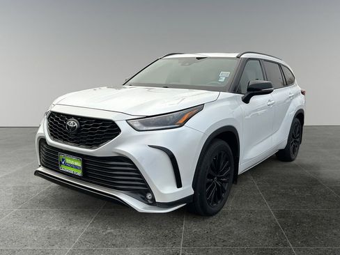 Used 2023 Toyota Highlander XSE image 3