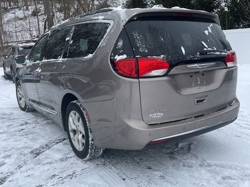 Used 2017 Chrysler Pacifica Touring-L w/ Tire & Wheel Group image 3