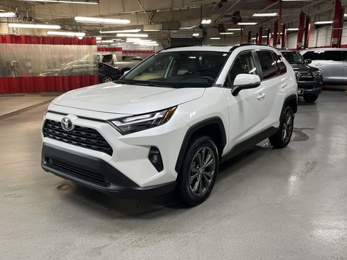 Used 2025 Toyota RAV4 XLE Premium AWD/4WD image 5